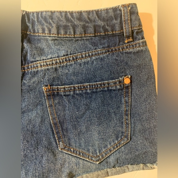 Refuge size 4 100% cotton dark denim distressed shorts with copper hardware - Picture 7 of 7